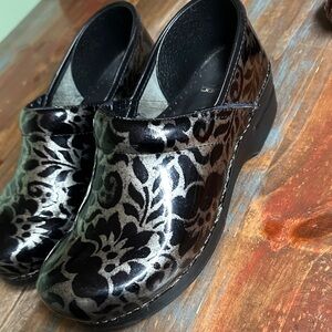 Dansko Professional Clogs Black & Silver Floral Patent Size 40 or US 7.5